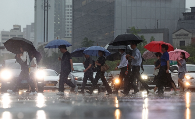 Seoul citizens commute to work on Aug. 21 near Gwanghwamun Plaza in Jung-gu, Seoul. (Yonhap)