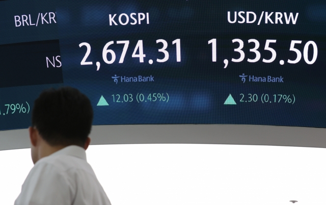 An electronic board showing the Korea Composite Stock Price Index at a dealing room of the Hana Bank headquarters in Seoul on Friday. (Yonhap)