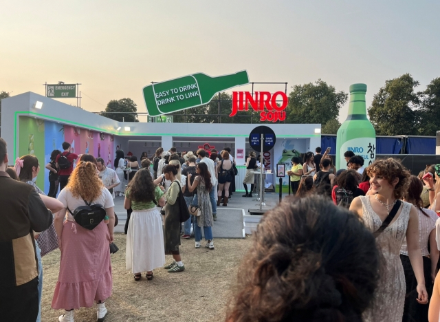 Visitors line up to sample soju at the HiteJinro booth during the All Points East Festival held at Victoria Park in London, from Aug. 16 to 25. (HiteJinro)