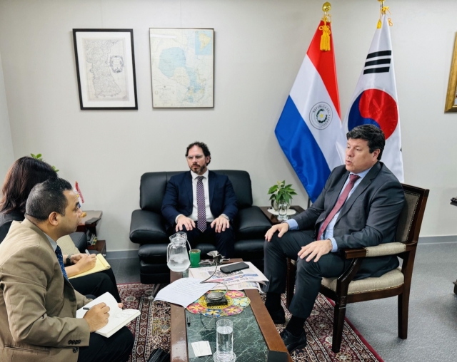 Paraguayan Minister of Trade and Investment and Javier Gimenez(first from right) and Vice Minister of Mines and Energy, Mauricio(second from right) speak in an interview with The Korea Herald on Friday. (Sanjay Kumar/ The Korea Herald)