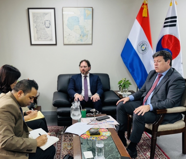 Paraguayan Minister of Trade and Investment and Javier Gimenez(first from right) and Vice Minister of Mines and Energy, Mauricio(second from right) speak in an interview with The Korea Herald on Friday. (Sanjay Kumar/ The Korea Herald)