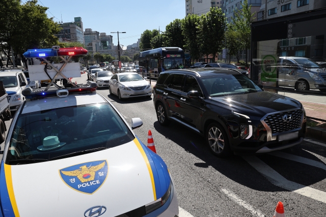 Officials investigate road subsidence on Friday near Seongsan-ro, Yeonhui-dong, Seodaemun-gu, Seoul, where a sinkhole accident occurred Thursday. (Yonhap)