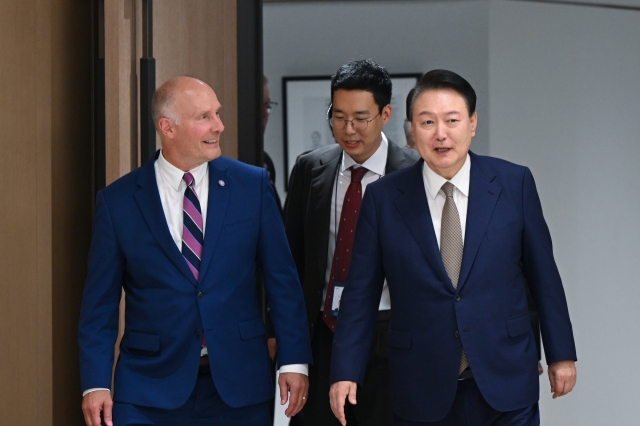 President Yoon Suk Yeol (right) speaks with US Rep. John Moolenaar (R-Michigan) during Yoon's meeting with US Congress members in his office in Seoul on Friday. (Presidential Office)