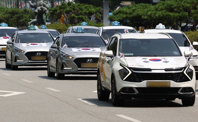 Taxis are on parade ahead of the National Liberation Day in Songpa-gu, Seoul on Aug. 13. (Yonhap)