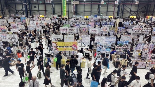 A lively crowd mingles and shops among over a thousand stalls filled with all things anime and gaming at the packed Illustar Fes 5. (Starlike Inc.)