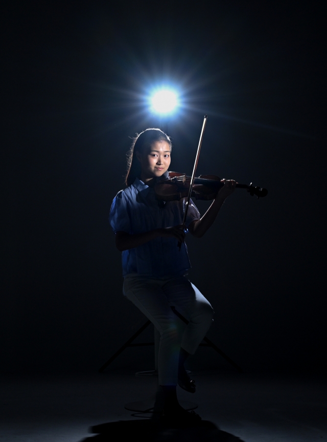 Violinist Kim Seo-hyun poses for photos during an interview with The Korea Herald on April 11. (Im Se-jun/The Korea Herald)