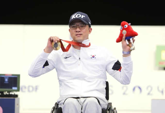 Shooter Park Jin-ho poses with his gold medal after winning the men's 10-meter air rifle standing SH1 event at the Chateauroux Shooting Centre in Chateauroux, south of Paris, during the Paris Paralympics on Saturday. (Yonhap)