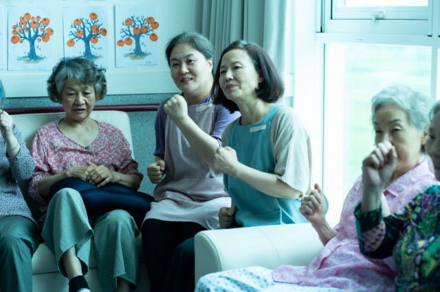 Oh Min-ae (second from right) plays Sang-ok in “Concerning My Daughter.” (Challan)