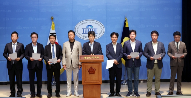 Democratic Party lawmaker Yun Kun-young speaks at a press conference held by former aides from the Moon administration at the National Assembly in Seoul concerning the investigation of former President Moon Jae-in, on Sunday. (Newsis)