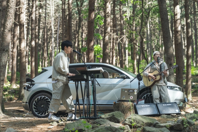 SK On collaborated with the Korean band Lucy last year to launch a marketing campaign that demonstrates the vehicle-to-load capabilities of their Hyundai Ionic 5 battery. The band used this technology to power their musical instruments during outdoor performances in natural settings. (SK On)