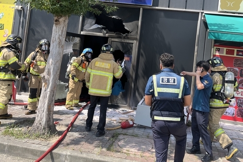 Firefighters and police respond to a fire that broke out at a game hall in the southwestern county of Yeongam, 307 kilometers south of Seoul, on Sept. 1, 2024, in this photo provided by the South Jeolla Province Fire Dept. (Yonhap)