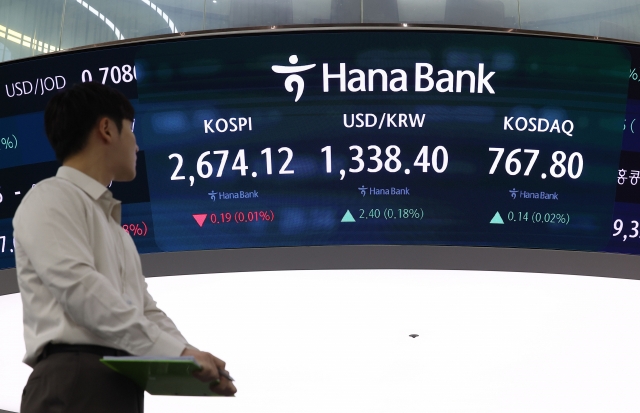 An electronic board showing the Korea Composite Stock Price Index at a dealing room of the Hana Bank headquarters in Seoul on Monday. (Yonhap)