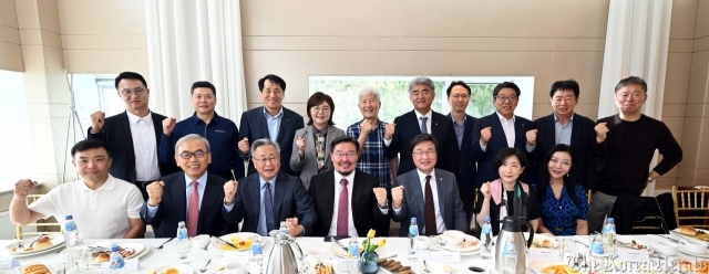 Jung Won-ju, chairman of Herald Corp. and Daewoo E&C (fifth from right, second row) and Choi Jin-young, CEO of Herald Media Group (third from right, second row) join Gombojavyn Zandanshatar (center, front row), chief of staff to the Mongolian president, along with other key attendees for a breakfast meeting of the 2nd Korea-Mongolia Vision Strategy Forum held at the Novotel Ulaanbaatar in Mongolia on Aug. 27. (Park Hae-mook/The Korea Herald).