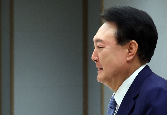 President Yoon Suk Yeol appears at a ceremony to present a letter of appointment to Labor Minister Kim Moon-soo in his office on Friday. (Pool photo via Yonhap)