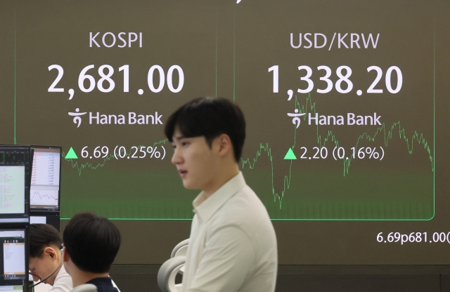 An electronic board showing the Korea Composite Stock Price Index at a dealing room of the Hana Bank headquarters in Seoul on Monday. (Yonhap)