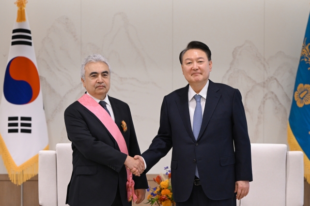 President Yoon Suk Yeol (right) shakes hands with Fatih Birol, the chief of the International Energy Agency at the president's office in Yongsan, Seoul, on Monday. (Yonhap)