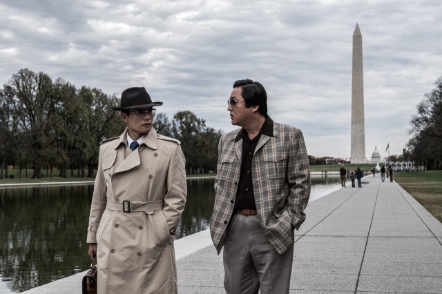 Lee Byung-hun (left) and Kwak Do-won in “The Man Standing Next.” (Showbox)