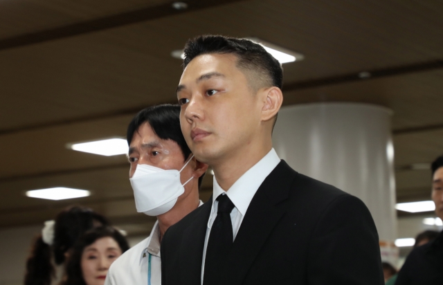 Yoo Ah-in is seen walking into the Seoul Central District Court on Tuesday. (Yonhap)