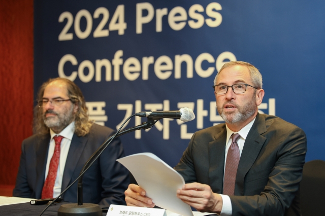 Blockchain solutions provider Ripple Labs CEO Brad Garlinghouse (right) speaks during a press conference held in Seoul on Tuesday. (Ripple Labs)