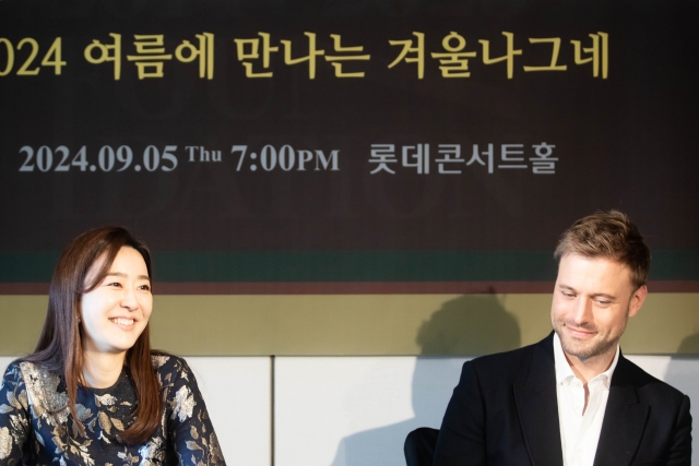 Baek Soo-mi (left), chairperson of Hansae Yes24 Foundation, and German baritone Benjamin Appl particpate in a press conference at Four Seasons Hotel, Seoul, Tuesday. (Hansae Yes24 Foundation)