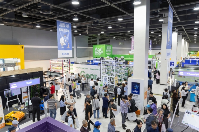 This file photo shows visitors looking around booths at the agriculture exposition last year held at aT Centre, southern Seoul. (Ministry of Agriculture, Food and Rural Affairs)