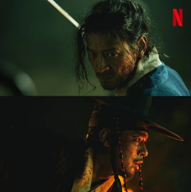 Gang Dong-won (up) and Park Jung-min star in Netflix period flick “Uprising.” (Netflix)