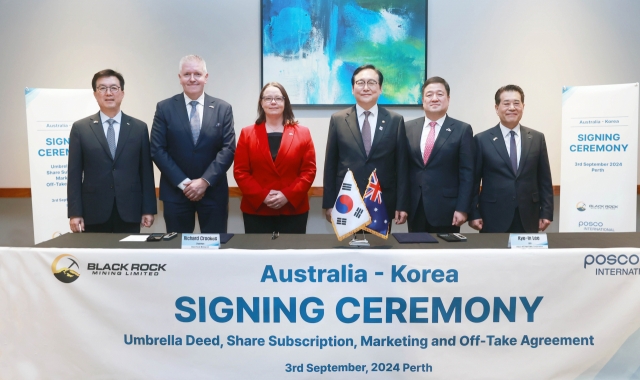 From right: Posco Group Chair Chang In-hwa, Posco International CEO Lee Kye-in, Korea’s Trade Minister Cheong In-kyo, Australia's Resources Minister Madeleine King, Black Rock Mining Chairman Richard Crokes and Kim Jun-hyung, head of Posco Holdings’ secondary battery materials department, pose at a signing ceremony in Perth, Australia, Tuesday. (Posco International)