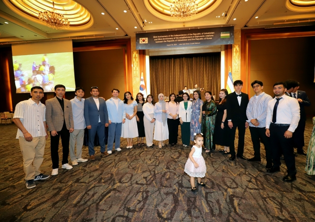 Members of Uzbek community in Seoul pose for a group photo at an event commemorating the 33rd independence Day at Lotte Hotel, Seoul, Friday. (Sanjay Kumar/The Korea Herald).