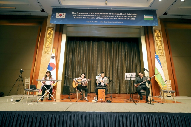 Uzbek artists perform national song and dance of Uzbekitan at an event commemorating Uzbekistan’s 33rd independence Day at Lotte Hotel, Seoul, Friday. (Sanjay Kumar/The Korea Herald).