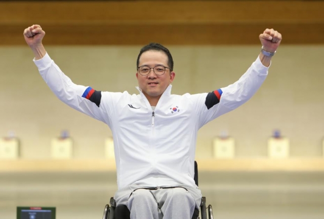 Park Jin-ho of South Korea celebrates after winning the gold medal in the men's 50-meter rifle 3 positions (SH1 classification) event at the Paris Paralympics at the Chateauroux Shooting Centre in Chateauroux, France, on Tuesday. (Yonhap)