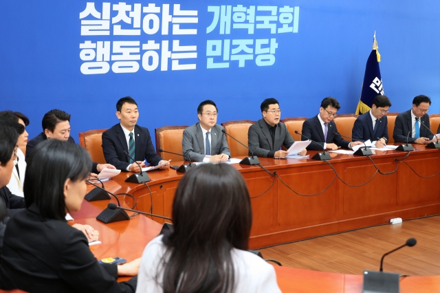 Park Chan-dae (4th from right), floor leader of the main opposition Democratic Party, speaks during a party meeting at the National Assembly on Tuesday. (Yonhap)