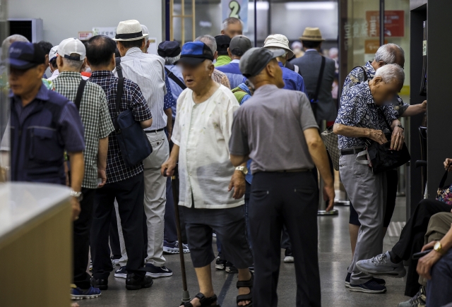 Senior citizens queue up for lunch at a senior welfare center in Jongno-gu, Seoul on Aug. 26. (Newsis)