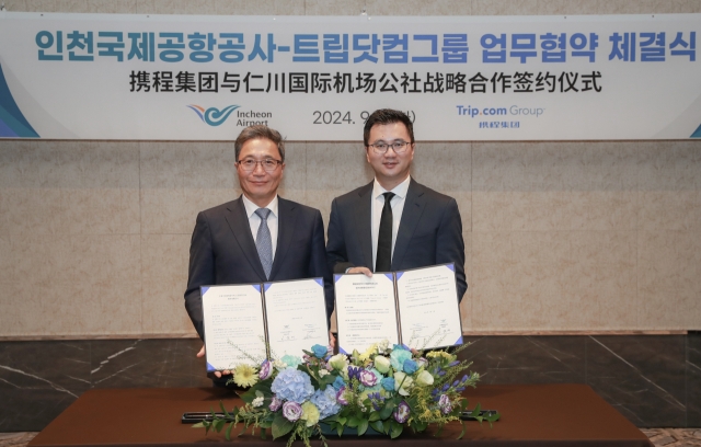 Lee Hag-jae (left), president and CEO of Incheon International Airport, and Edison Chen, vice president of global destination marketing and public relations at Trip.com Group, pose during a business agreement signing ceremony at the Inspire Entertainment Resort in Incheon, Tuesday. (Incheon Airport)