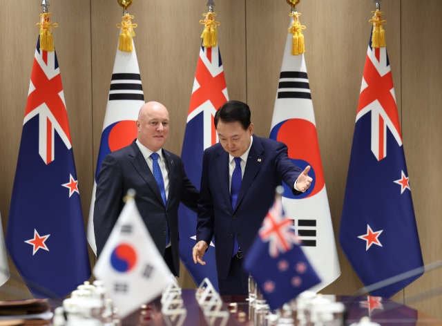 This photo shows President Yoon Suk Yeol (right) and New Zealand Prime Minister Christopher Luxon posing for a photo during the bilateral summit held at Yoon's office in Seoul on Wednesday. (Yonhap)