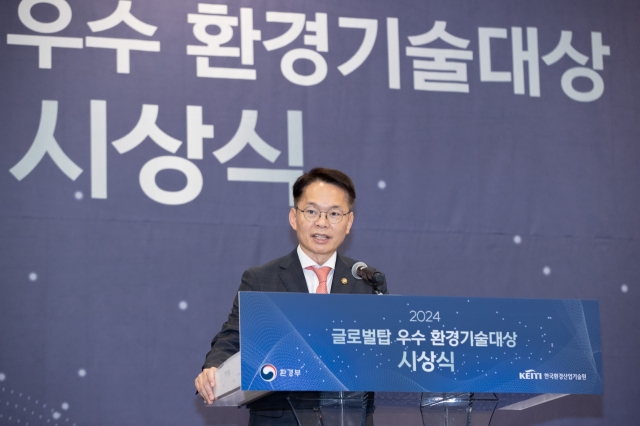 Vice Minister Lee Byung-hwa of the Environment Ministry speaks at a ceremony to award prizes to domestic companies with high-tech environmental technologies, one of the events for the Global Green Hub Korea 2024 at BEXCO, Busan, on Wednesday. (Yonhap)