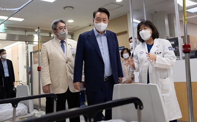 President Yoon Suk Yeol (C) visits a regional emergency medical center in Gyeonggi Province surrounding Seoul on Sept. 4, 2024, in this photo provided by the presidential office. (PHOTO NOT FOR SALE) (Yonhap)