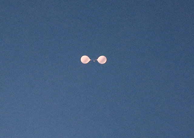 In this file photo, taken on Jul. 24, a North Korean balloon carrying trash flies in the air. (Newsis)