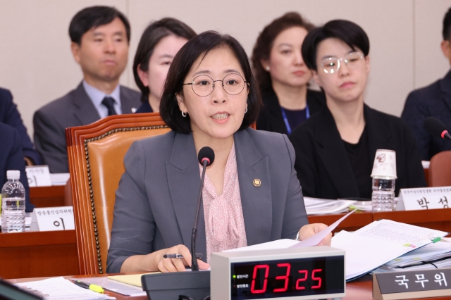 Acting Gender Equality Minister and Vice Gender Equality Minister Shin Young-sook speaks during a parliamentary hearing at the National Assembly in western Seoul on Wednesday. (Yonhap)