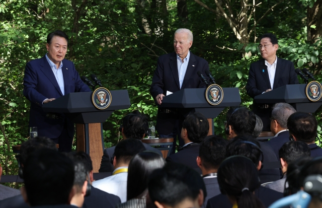 President Yoon Suk Yeol (left) and his US and Japanese counterparts, Joe Biden (center) and Fumio Kishida, addressing a joint press conference at Camp David in Maryland, on Aug. 19, 2023. (Yonhap)