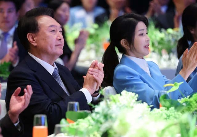 President Yoon Suk Yeol, left, and first lady Kim Keon Hee clap during a dinner hosted by the presidential office for all South Korean athletes who competed in the Paris Olympics, at a hotel in Seoul on Aug. 22. (Yonhap)