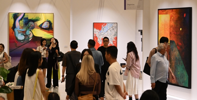 Visitors view art on display at Frieze Seoul 2024 during a VIP opening, Wednesday at Coex in southern Seoul. (Im Se-jun/The Korea Herald)