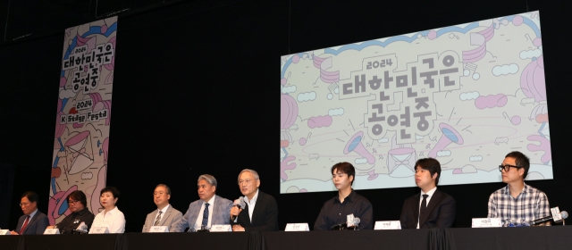 Culture Minister Yu In-chon (fourth from right) speaks at a press conference for the K-Stage Festa, Friday at the National Museum of Modern and Contemporary Art, Seoul. (Culture Ministry)