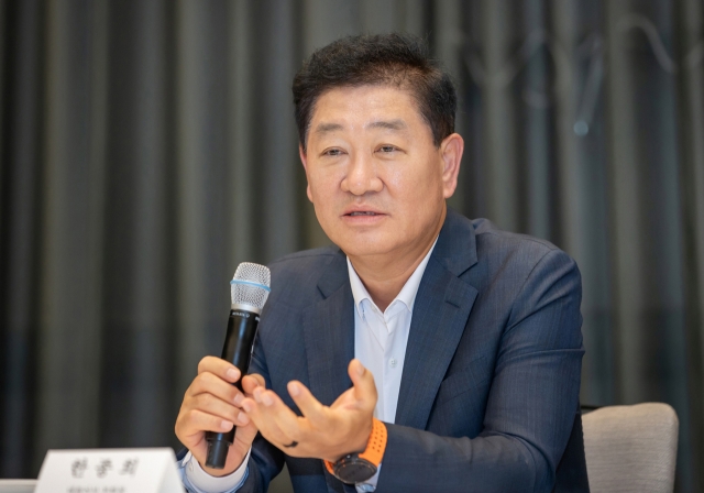 Samsung Electronics Vice Chairman and co-CEO Han Jong-hee speaks at a press conference held on the sidelines of this year's IFA, one the largest consumer appliance trade shows, on Saturday. (Samsung Electronics)