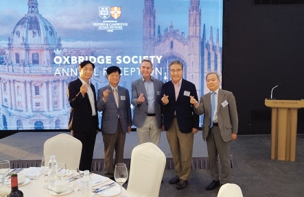 From left: President of Oxford University Society Korea Cho Yong-doo, lawyer Kim Dong-keon, British Ambassador to South Korea Colin Crooks, former Foreign Minister Park Jin and President of Cambridge University Society Korea Seong Nak-song pose for a commemorative photo during the Oxbridge Society Annual Reception on Aug. 31. (Courtesy of Oxbridge Society)