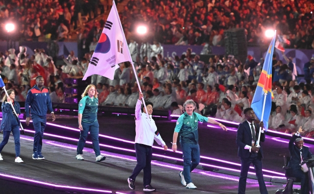 Para canoeist Choi Yong-beom carries the South Korean national flag, Taegeukgi, during the closing ceremony of the Paris Paralympics at Stade de France in Saint-Denis, France, on Sunday. (Korea Paralympic Committee)