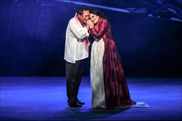 Tenor Kim Jae-hyung (left) and soprano Angela Gheorghiu perform in 