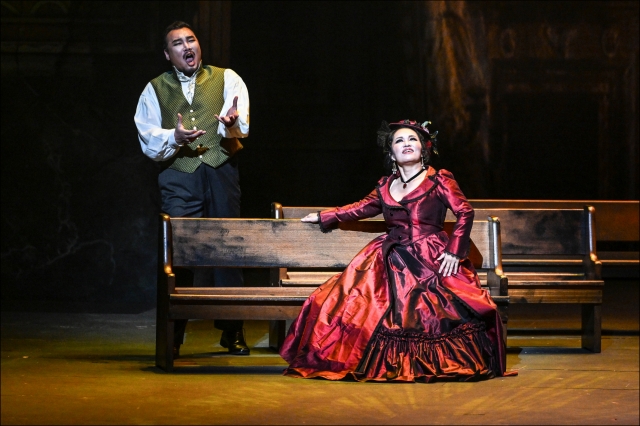 Tenor Kim Young-woo and soprano Rim Se-kyung perform in Puccini's opera 