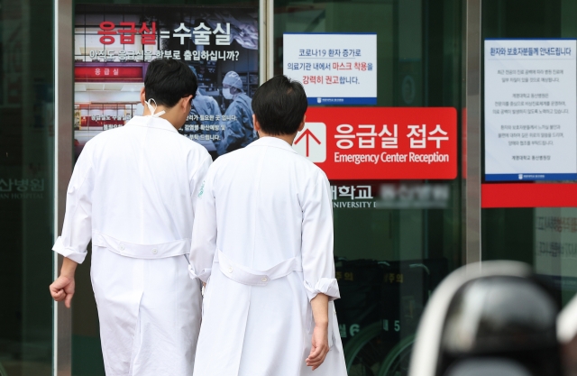 Two medical staff enter the emergency room at a hospital in Daegu on Sept. 6. (Yonhap)