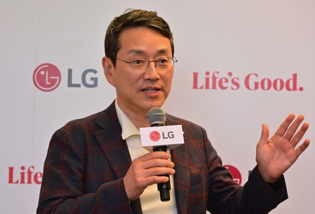 LG Electronics CEO Cho Joo-wan speaks with a group of Korean reporters at a meeting held on the sidelines of the IFA trade show in Berlin on Friday. (LG Electronics)