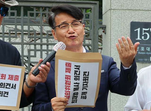 Korean American pastor Choi Jae-young, who gifted a luxury bag to first lady Kim Keon Hee in front of a spy camera in September 2022, speaks to reporters at the Supreme Prosecutors' Office in Seoul on Thursday. (Yonhap)